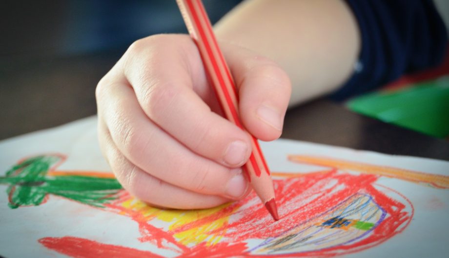 Cachoeiro: Alunos da rede municipal recebem kit de material escolar