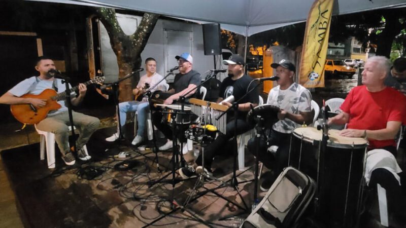 Edgard Pinheiro anima noite de sexta (1) na praça de Itaoca