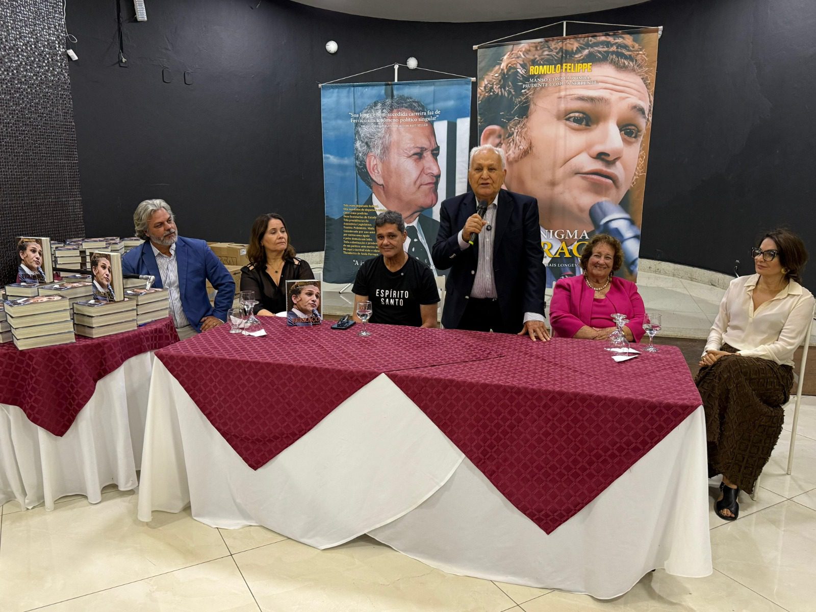 Pré-lançamento da biografia de Theodorico Ferraço emociona Cachoeiro e reúne lideranças políticas