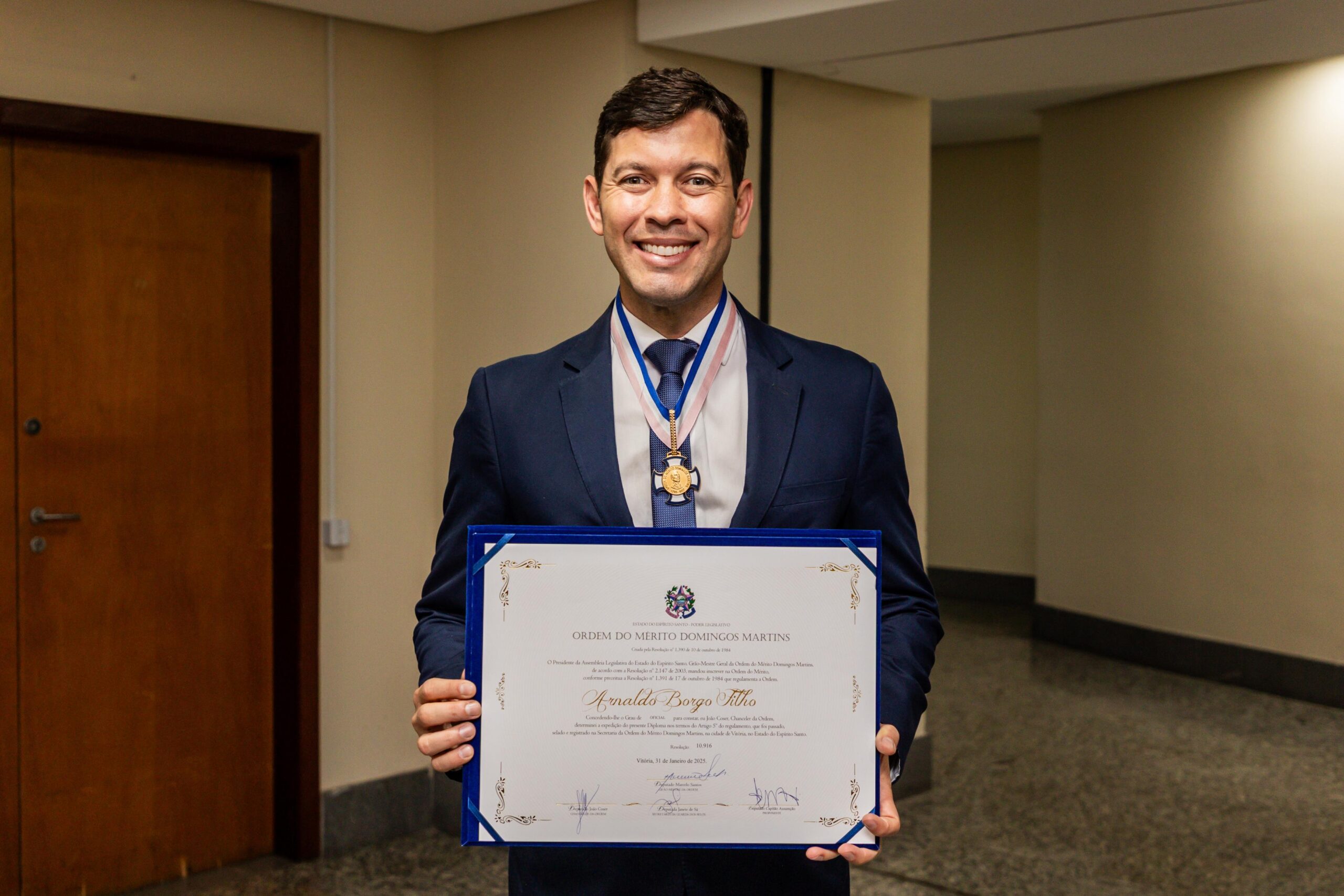 Prefeito de Vila Velha Arnaldinho Borgo é condecorado pela Ales e recebe a Ordem do Mérito Domingos Martins