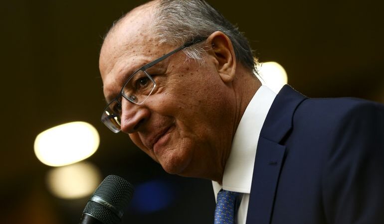 Tarifaço de Trump: vice-presidente Alckmin afirma que Brasil publicará decreto de reciprocidade até terça (15)