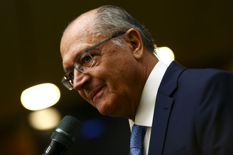 Tarifaço de Trump: vice-presidente Alckmin afirma que Brasil publicará decreto de reciprocidade até terça (15)