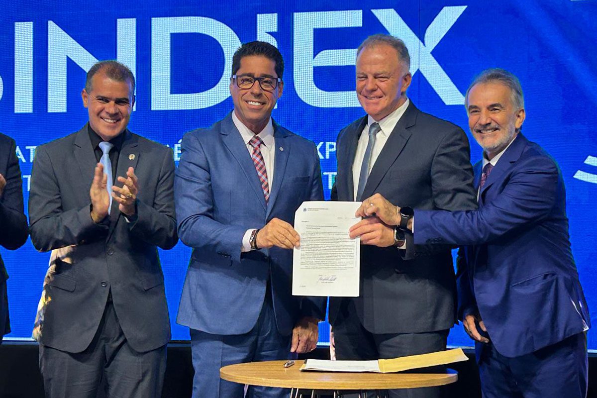 Presidente da Ales recebe prêmio do Sindiex por contribuição ao comércio exterior