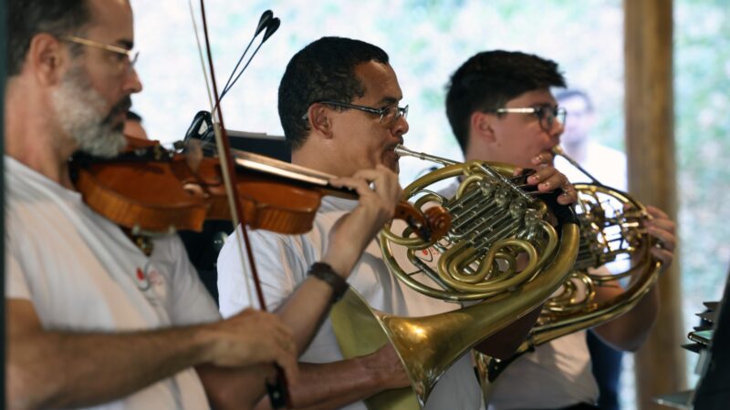 Festival Cine.Ema completa 10 anos com concerto sinfônico e cinema ao ar livre na Mata Atlântica
