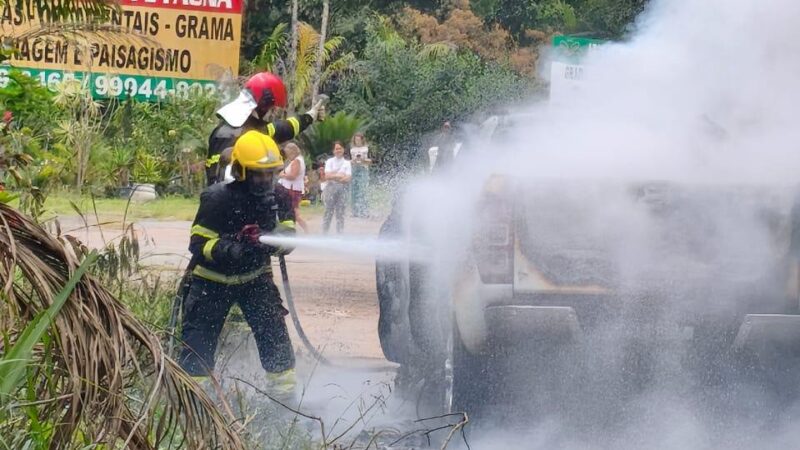 Incêndio atinge veículo em Santa Isabel, mas família sai ilesa