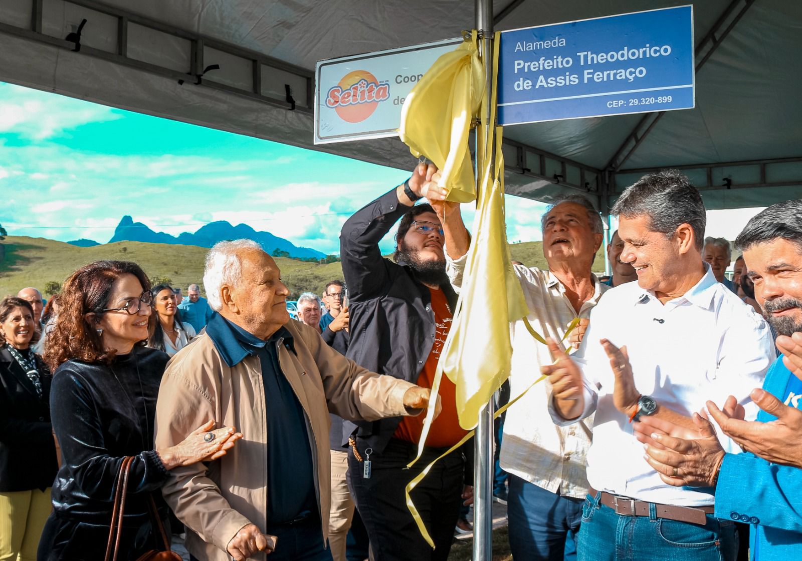 Selita homenageia prefeito Ferraço em celebração aos 87 anos da cooperativa