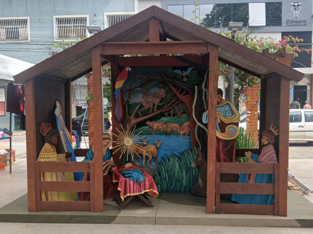 Presépio “O Berço da Criação” une arte, fé e natureza e transforma a Praça Central de Ibiraçu