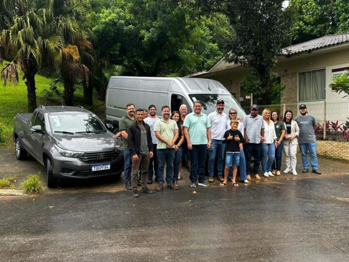 Governo do Estado reforça agricultura familiar com entrega de veículos em Guarapari