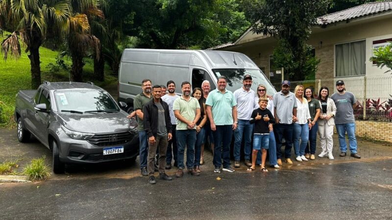 Governo do Estado reforça agricultura familiar com entrega de veículos em Guarapari