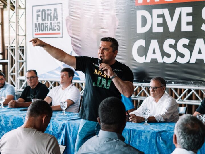 Callegari marca presença em caminhada liderada por Nikolas Ferreira