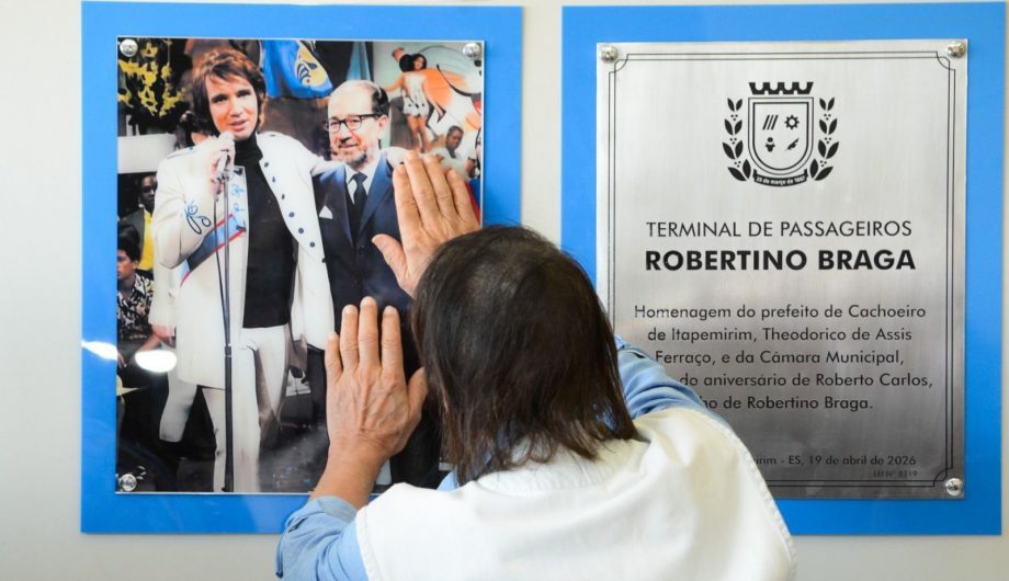 Roberto Carlos se emociona em Cachoeiro ao prestar homenagem ao pai no dia do aniversário