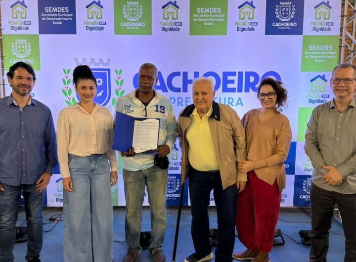 Moradores do Gilson Carone recebem 202 títulos de propriedade em noite de celebração