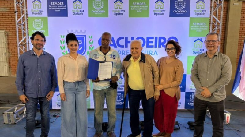 Moradores do Gilson Carone recebem 202 títulos de propriedade em noite de celebração