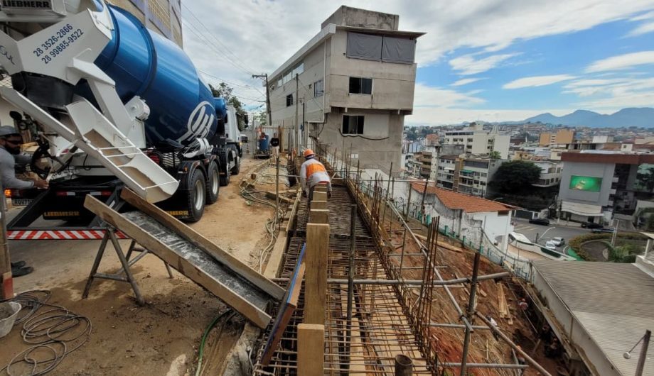 Cachoeiro avança na construção de muro emergencial com segunda concretagem