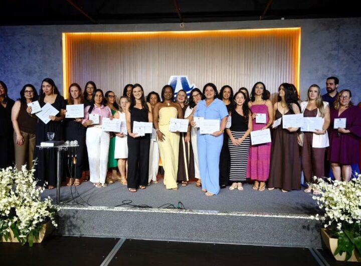Professoras e escolas são homenageadas por resultados de destaque na rede municipal