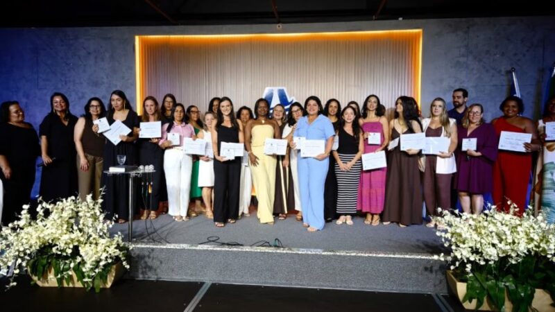 Professoras e escolas são homenageadas por resultados de destaque na rede municipal