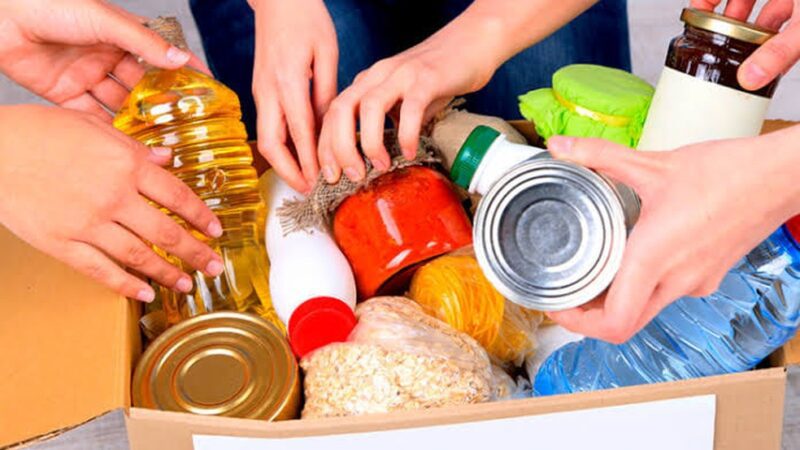 Prefeitura realiza campanha para arrecadar alimentos durante a vacinação