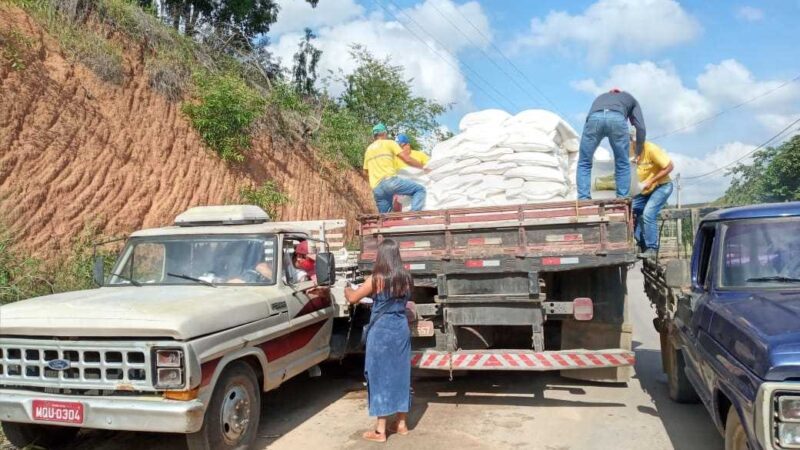 Itapemirim: Produtores rurais de 27 localidades começam a receber farelo para alimentação do gado leiteiro