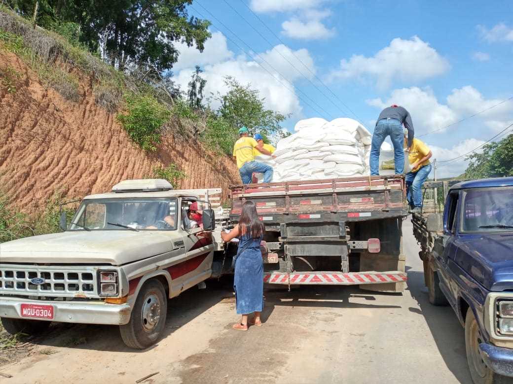 Itapemirim: Produtores rurais de 27 localidades começam a receber farelo para alimentação do gado leiteiro