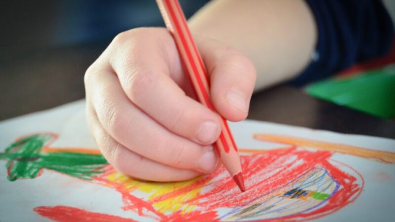 Cachoeiro: Alunos da rede municipal recebem kit de material escolar