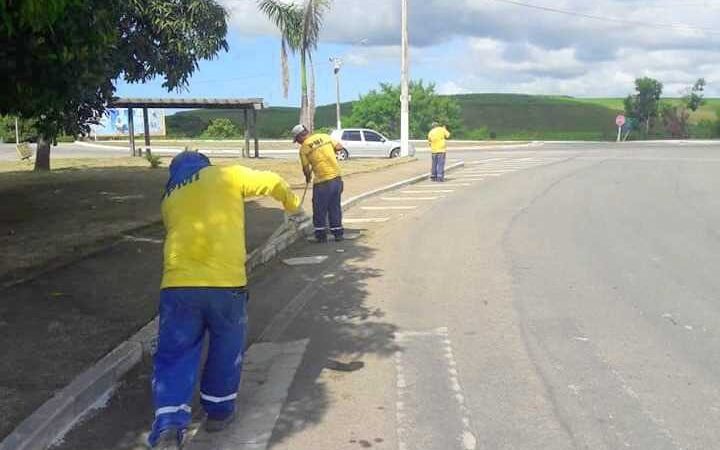 Itapemirim: Equipes fazem limpeza em bairros do município