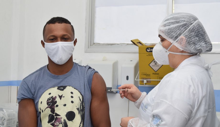 Cachoeiro: Shoppings e Policlínica são pontos para vacinação contra Covid-29 nesta semana