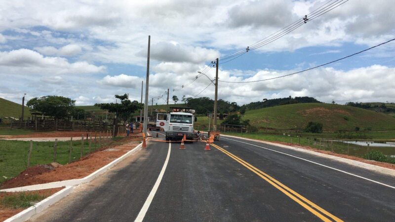 Presidente Kennedy: Postes que estavam no meio de estrada são retirados