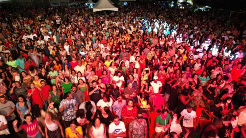 Itapemirim: centenas de pessoas curtem show no município