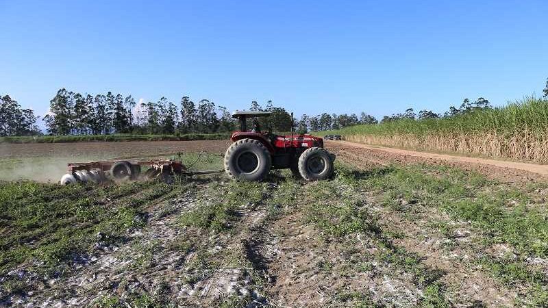 Itapemirim: produtores rurais recebem auxilio para o plantio da cana-de-açúcar