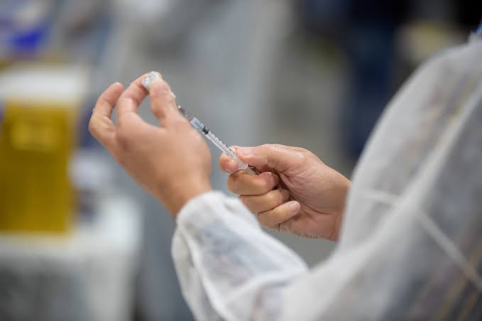 Serra começa a vacinar jovens de 18 anos ou mais contra covid-19