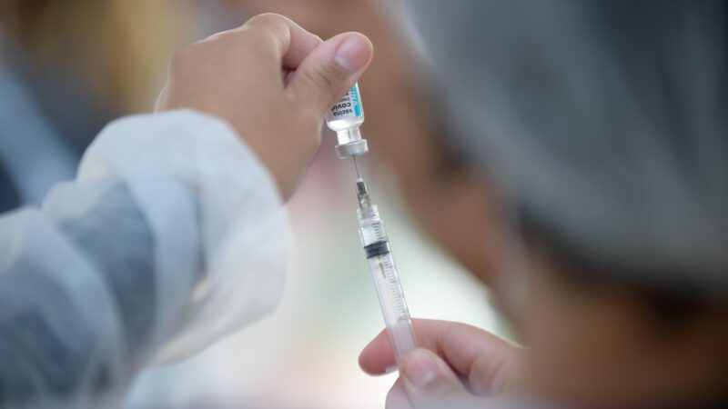 Vila Velha vacina servidores da prefeitura contra covid-19 e influenza