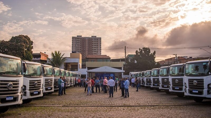 Governo entrega 30 caminhões 0Km para coleta de lixo para municípios capixabas