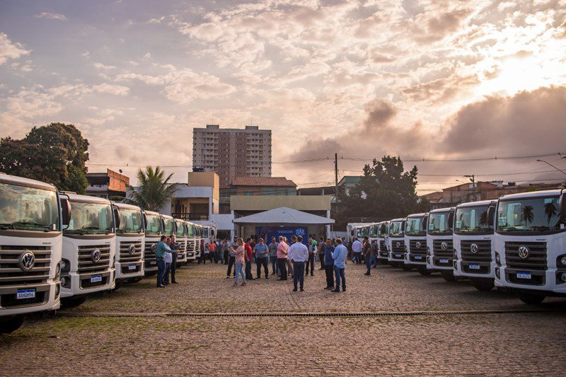 Governo entrega 30 caminhões 0Km para coleta de lixo para municípios capixabas