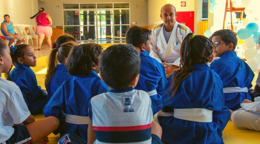 Crianças do projeto de Judô Escolar recebem 120 kimonos em Vila Velha