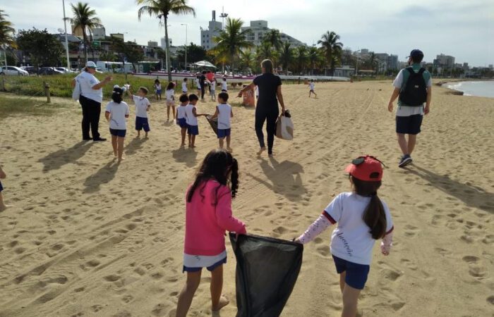 Dia Mundial da Limpeza: Vitória ações com estudantes na praia