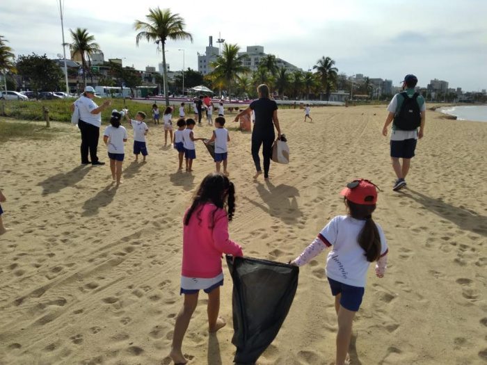 Dia Mundial da Limpeza: Vitória ações com estudantes na praia