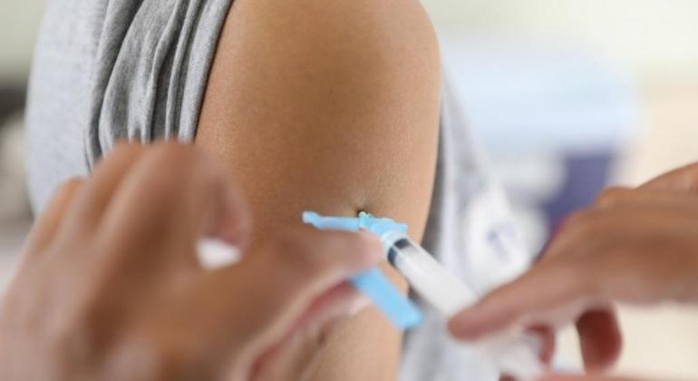 Primeiros testes de vacina brasileira contra a covid-19 terão 400 voluntários