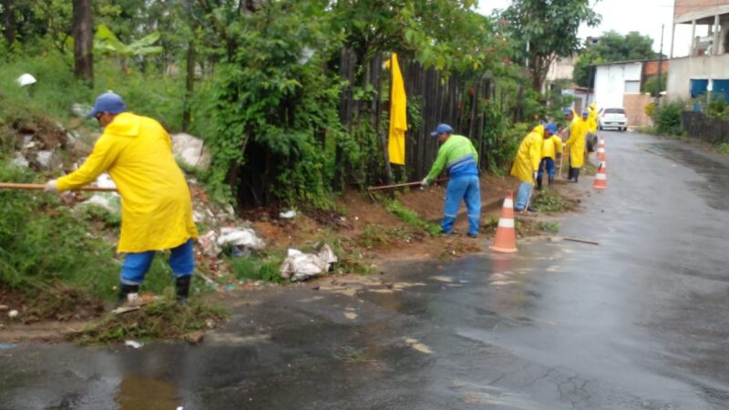 Secretaria de Serviços retira 17 toneladas de lixo de canal, em Cariacica