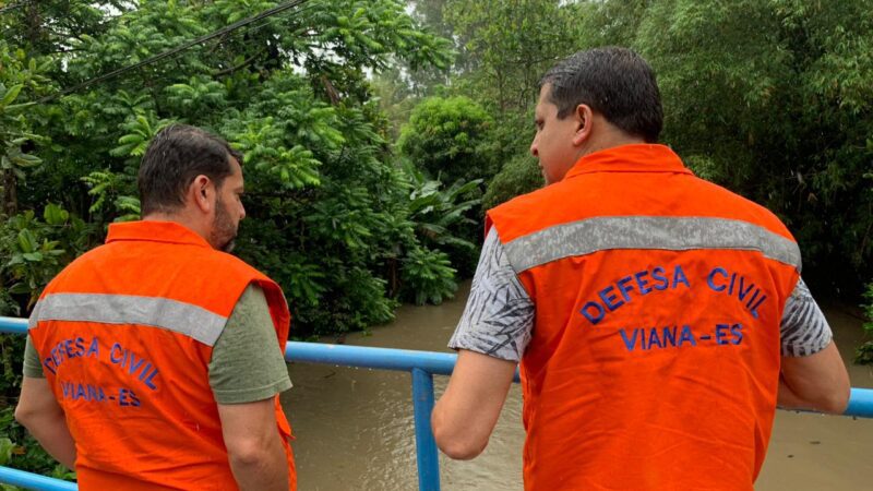 Moradores que residem em área de risco são orientados por Defesa Civil de Viana