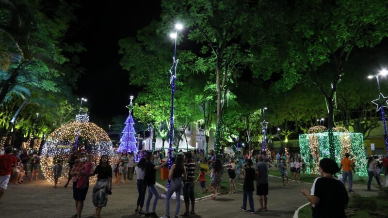 Árvores, iluminação especial, Vilas do Papai Noel, shows, cantatas e apresentações de corais, em Cariacica