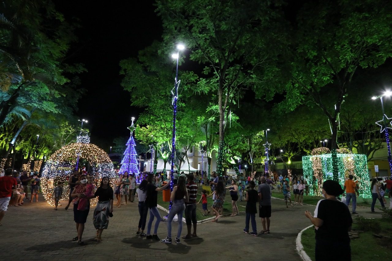 Árvores, iluminação especial, Vilas do Papai Noel, shows, cantatas e apresentações de corais, em Cariacica