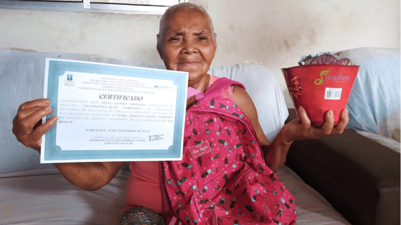 Com 84 anos, Dona Zélia recebe o seu primeiro certificado escolar do projeto Alfabetiza-Ação em Cariacica