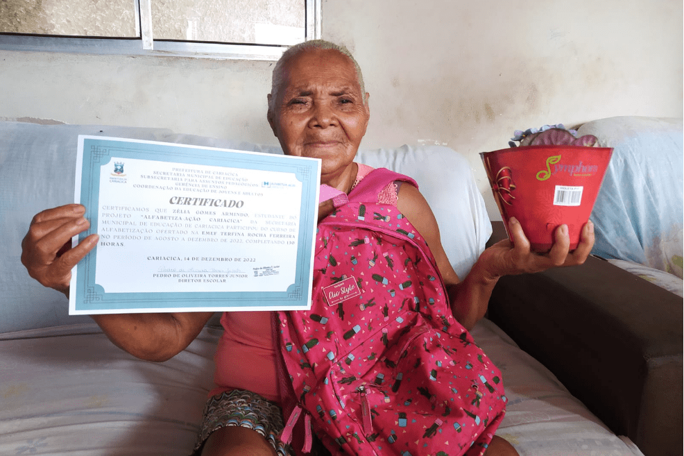 Com 84 anos, Dona Zélia recebe o seu primeiro certificado escolar do projeto Alfabetiza-Ação em Cariacica
