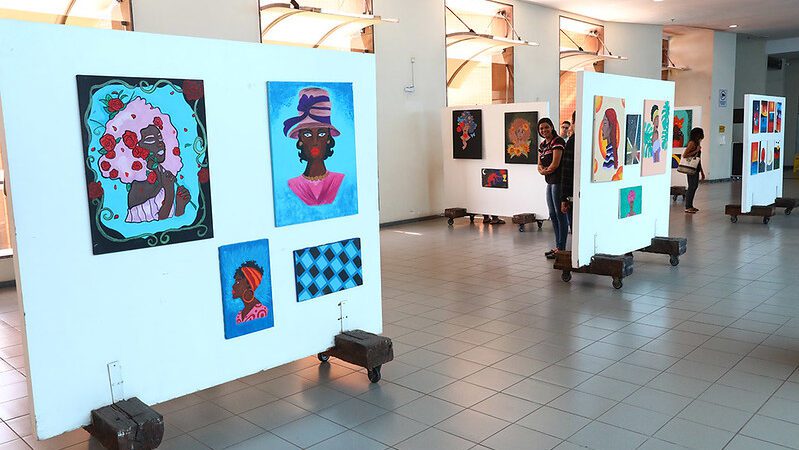 Mostra de quadros feitos por alunos em exibição na Ales