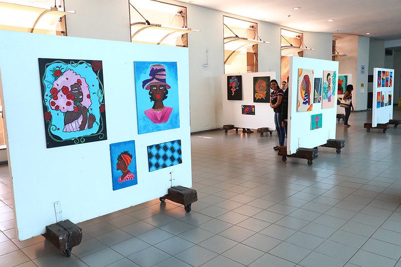 Mostra de quadros feitos por alunos em exibição na Ales