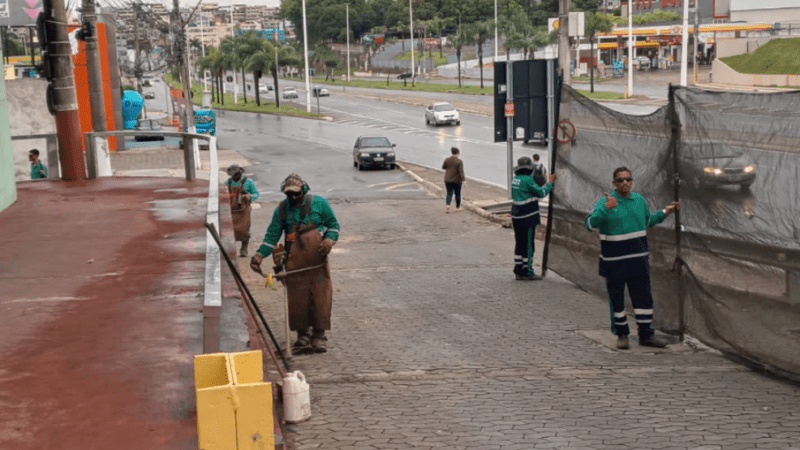 Equipe da Secretaria de Serviços de Cariacica realiza serviços de limpeza na cidade nesta véspera de Natal