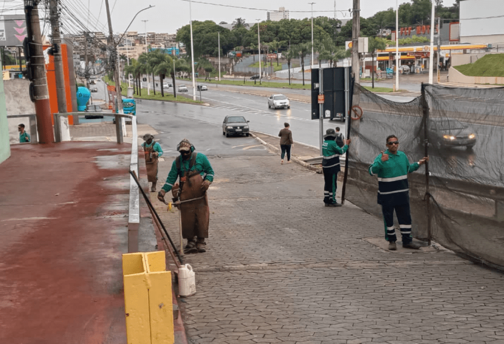 Equipe da Secretaria de Serviços de Cariacica realiza serviços de limpeza na cidade nesta véspera de Natal