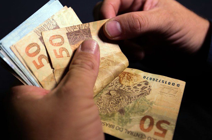 Economia: salário mínimo sobe para R$ 1.302 em 1º de janeiro