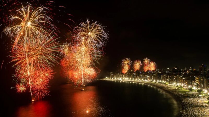 Um milhão de pessoas se reuniram na praia de Vila Velha para o show de luzes e cores na virada de ano