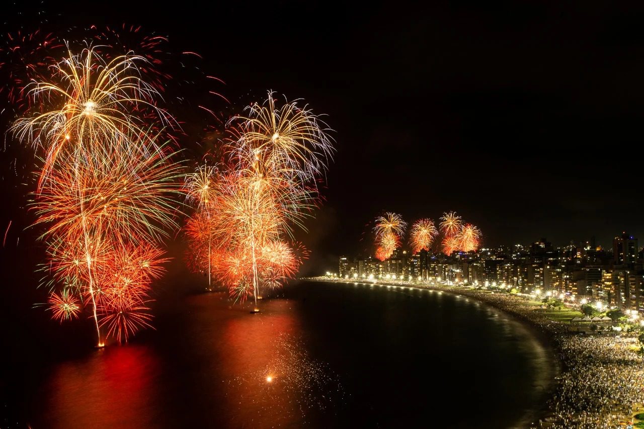 Um milhão de pessoas se reuniram na praia de Vila Velha para o show de luzes e cores na virada de ano